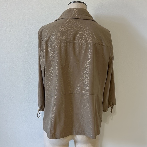 Zenergy by Chico’s Beige Gold Leopard Print Zip-Up Jacket Size 2 - Picture 3 of 11